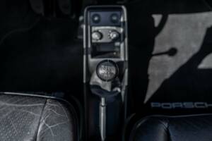 Image 25/38 de Porsche 911 Carrera 3.2 (1987)
