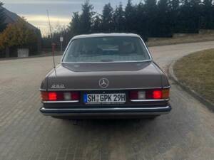 Bild 7/8 von Mercedes-Benz 250 (1980)