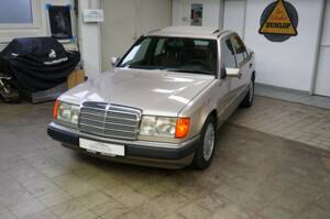 Bild 9/33 von Mercedes-Benz 230 E (1990)