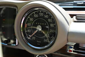 Image 14/17 de Mercedes-Benz 280 SE 3,5 (1971)
