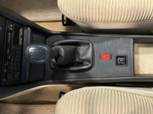 Image 21/21 of Mercedes-Benz 230 E (1983)