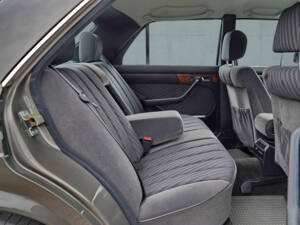 Afbeelding 8/23 van Mercedes-Benz 300 SE (1990)