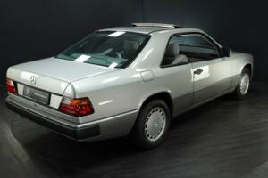 Afbeelding 6/50 van Mercedes-Benz 230 CE (1988)