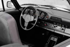 Image 24/46 de Porsche 911 Carrera 3.2 (1984)