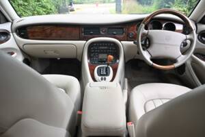 Immagine 50/50 di Jaguar XJ 8 Executive (2002)