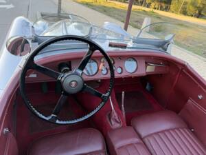 Image 2/8 of Jaguar XK 120 OTS (1953)