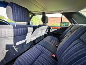 Bild 23/26 von Mercedes-Benz 300 E (1991)