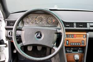 Immagine 8/18 di Mercedes-Benz 200 TE (1989)