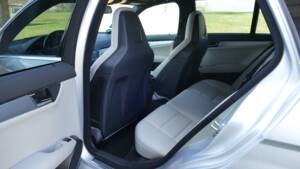 Imagen 14/18 de Mercedes-Benz C 63 AMG T (2010)
