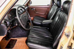 Image 5/33 de Mercedes-Benz 300 TD (1979)