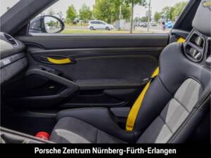 Image 34/50 of Porsche 718 Cayman GT4 RS Weissach (2025)