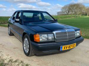 Immagine 2/8 di Mercedes-Benz 190 E 2.6 (1990)