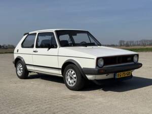 Image 1/10 de Volkswagen Golf Mk I GTI 1.8 (1983)
