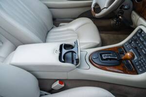 Image 54/91 de Jaguar XK8 4.0 (2000)