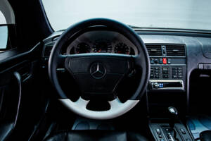 Immagine 15/29 di Mercedes-Benz C 36 AMG (1994)