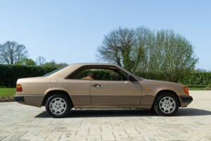 Image 5/46 de Mercedes-Benz 300 CE (1988)