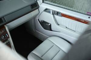 Bild 49/50 von Mercedes-Benz 500 E (1993)