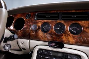 Image 20/37 of Jaguar XKR (1998)