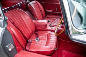 Image 13/39 de Jaguar Type E 4.2 (1966)