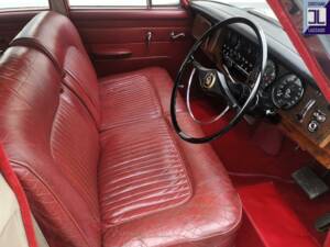 Image 35/64 of Daimler V8-250 (1969)