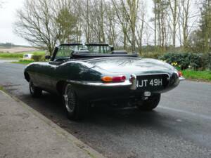 Image 22/25 de Jaguar E-Type (1970)