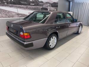 Image 6/19 de Mercedes-Benz 500 E (1992)