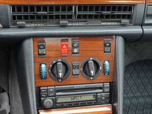 Afbeelding 11/23 van Mercedes-Benz 300 SE (1990)