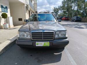 Image 8/35 of Mercedes-Benz E 200 (1995)