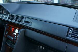 Image 35/50 of Mercedes-Benz 200 E (1992)