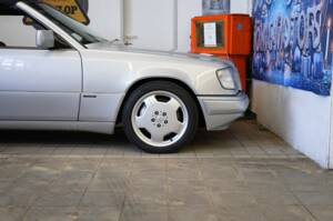 Bild 68/69 von Mercedes-Benz E 320 "Final Edition" (1997)