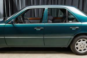 Image 10/40 de Mercedes-Benz E 220 (1995)