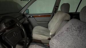Bild 68/81 von Mercedes-Benz 250 TD (1992)