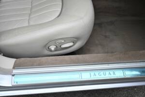Immagine 33/50 di Jaguar XJ 8 Executive (2002)