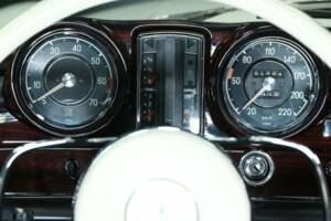 Image 14/30 of Mercedes-Benz 250 SE (1966)