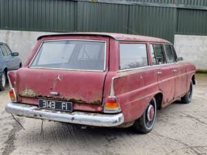 Image 2/31 of Mercedes-Benz 230 S Universal (1966)