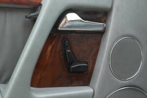 Image 32/50 of Mercedes-Benz SL 320 (1995)
