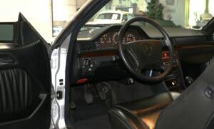 Immagine 24/43 di Mercedes-Benz E 200 (1994)