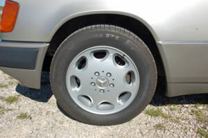 Image 4/34 of Mercedes-Benz 230 E (1992)