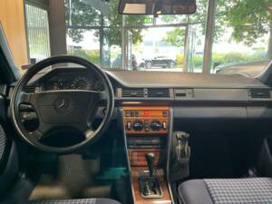Imagen 7/22 de Mercedes-Benz 220 TE (1993)