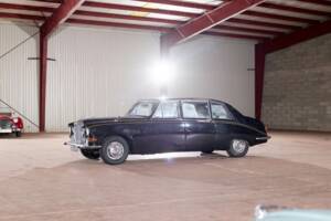 Image 17/70 of Daimler DS 420 (1976)
