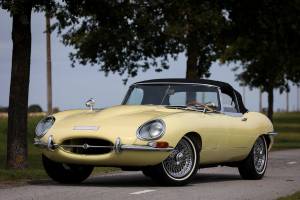 Image 14/35 de Jaguar E-Type (1967)
