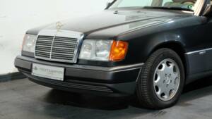 Image 16/32 de Mercedes-Benz 400 E (1991)