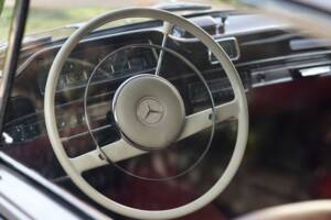 Immagine 5/35 di Mercedes-Benz 220 SE (1960)