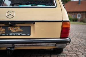 Image 13/53 de Mercedes-Benz 200 T (1982)