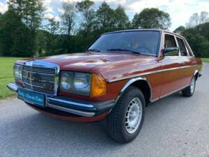 Bild 2/50 von Mercedes-Benz 240 D (1983)