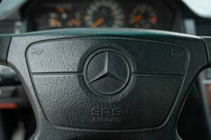 Obraz 31/49 pojazdu Mercedes-Benz 320 E (1993)