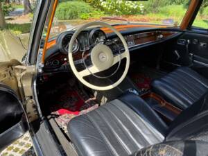 Image 17/39 de Mercedes-Benz 280 SE (1968)