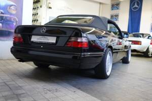 Image 18/36 of Mercedes-Benz E 320 (1995)