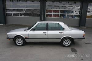 Image 3/59 of BMW 528i (1982)