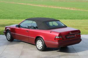 Image 2/50 of Mercedes-Benz E 220 (1994)